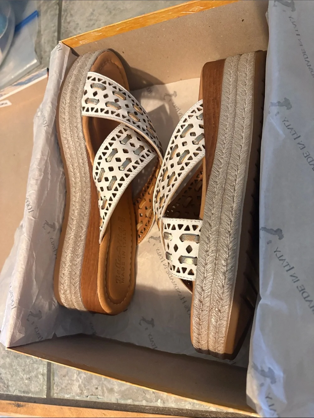 Bella Vita EXA-ITALY White/Champagne Leather Shoe Box Label - Size 8.5M